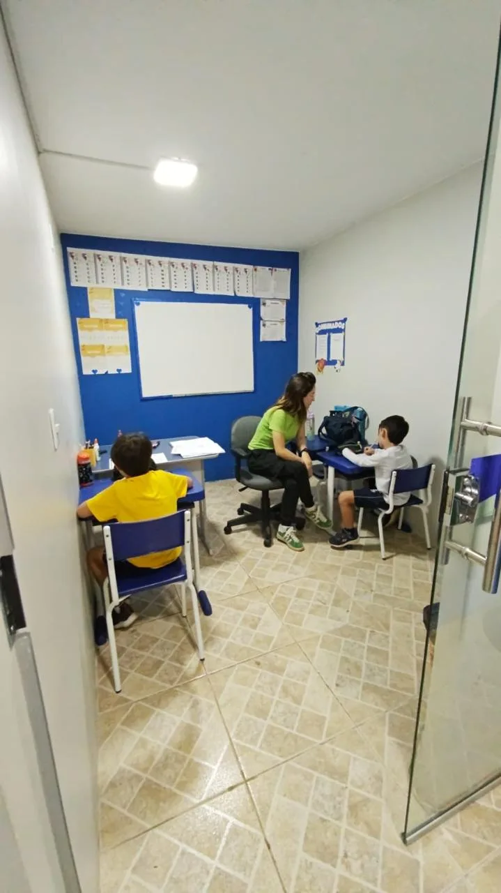 Sala de aula da ABCD com alunos estudando