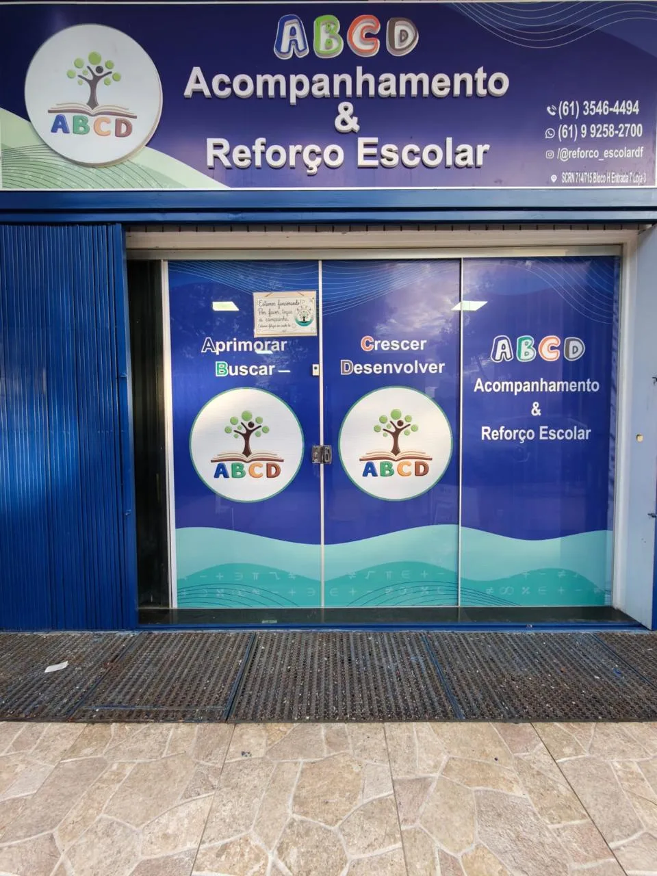 Entrada do espaço da ABCD na Asa Norte, com as portas ilustradas Aprimorar, Buscar, Crescer e Desenvolver